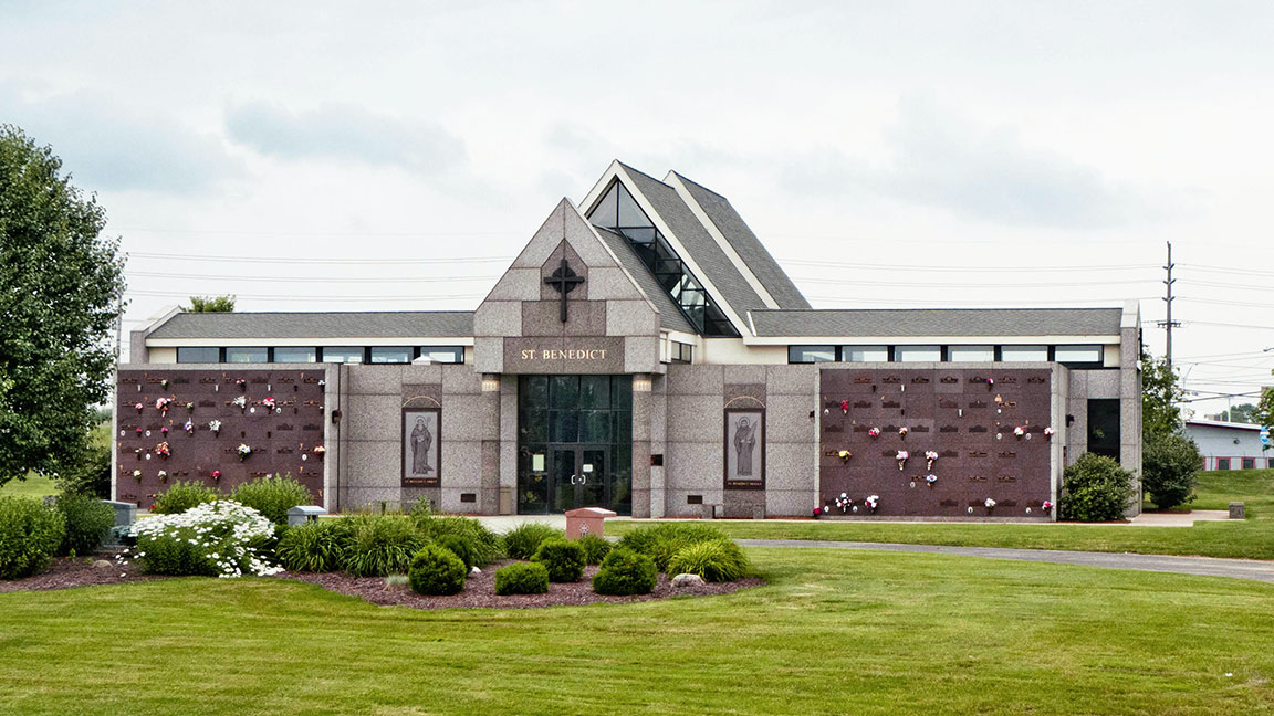 How Mausoleums Differ From Columbaria and Burial Walls