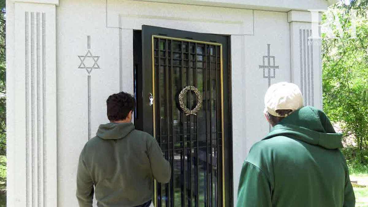 See the Decorative Bronze Private Mausoleum Door